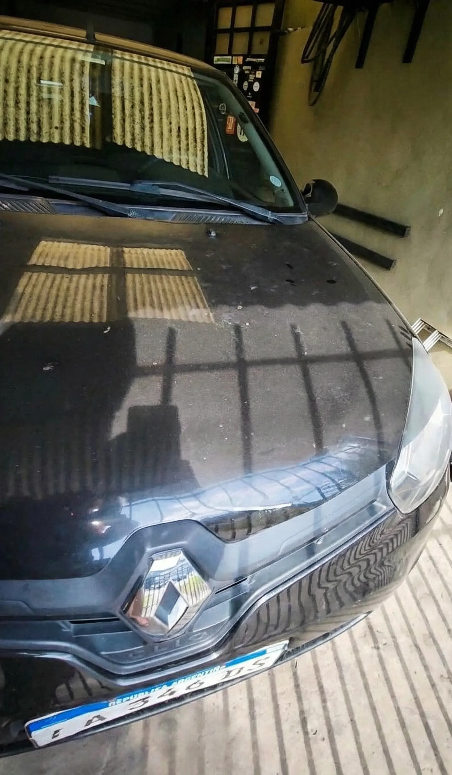 Detalle de rayones superficiales y marcas de lavado en el vehículo