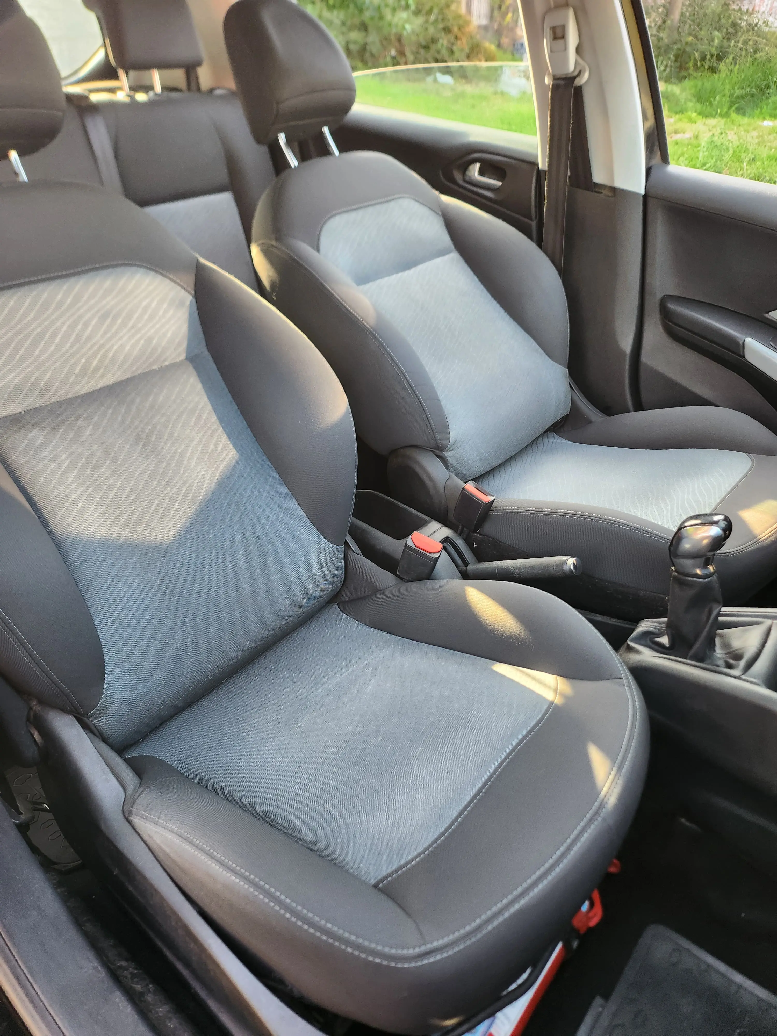 Asientos limpios después de la limpieza de tapizados