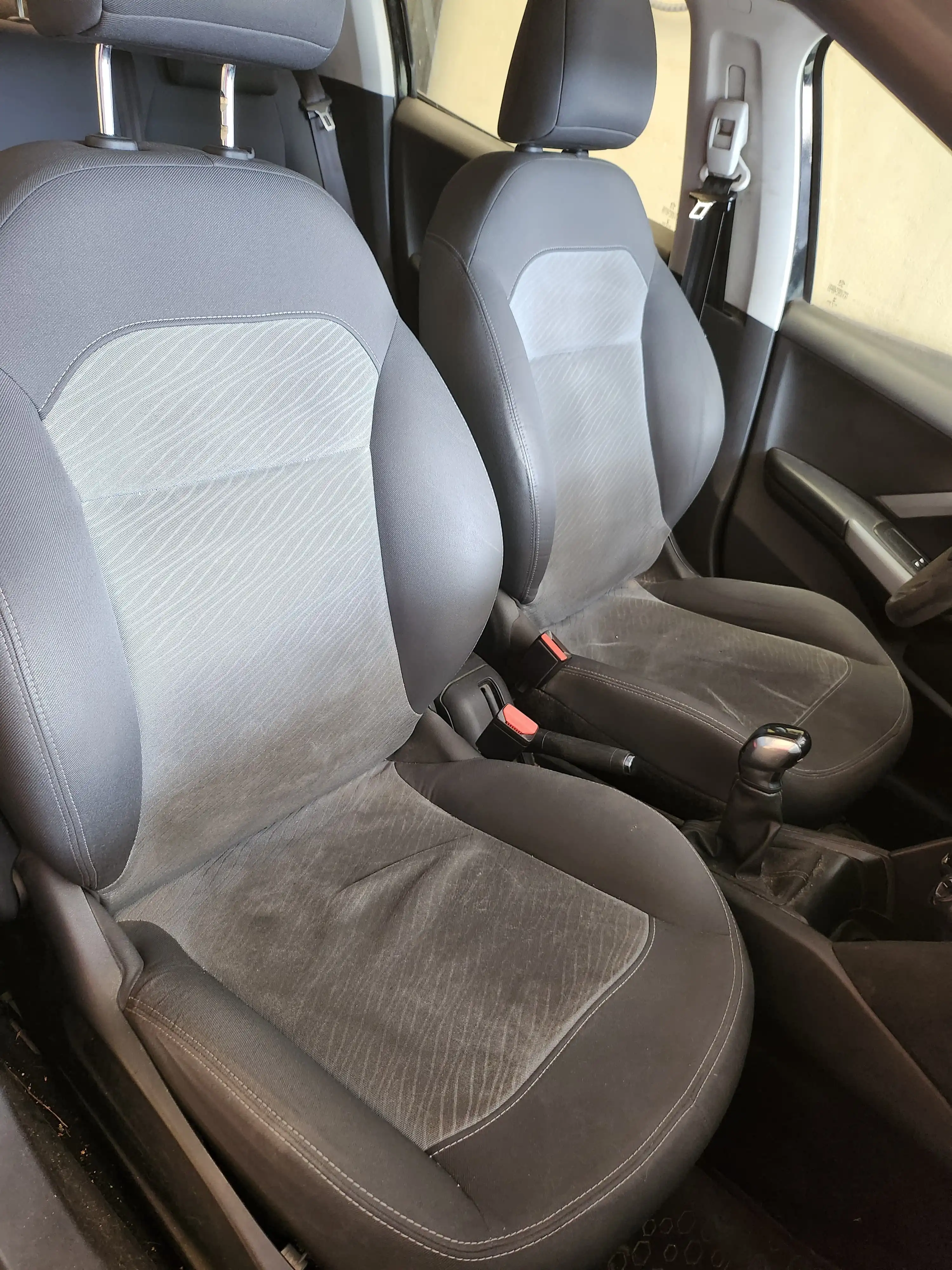 Asientos sucios antes de limpieza de tapizados en Berazategui