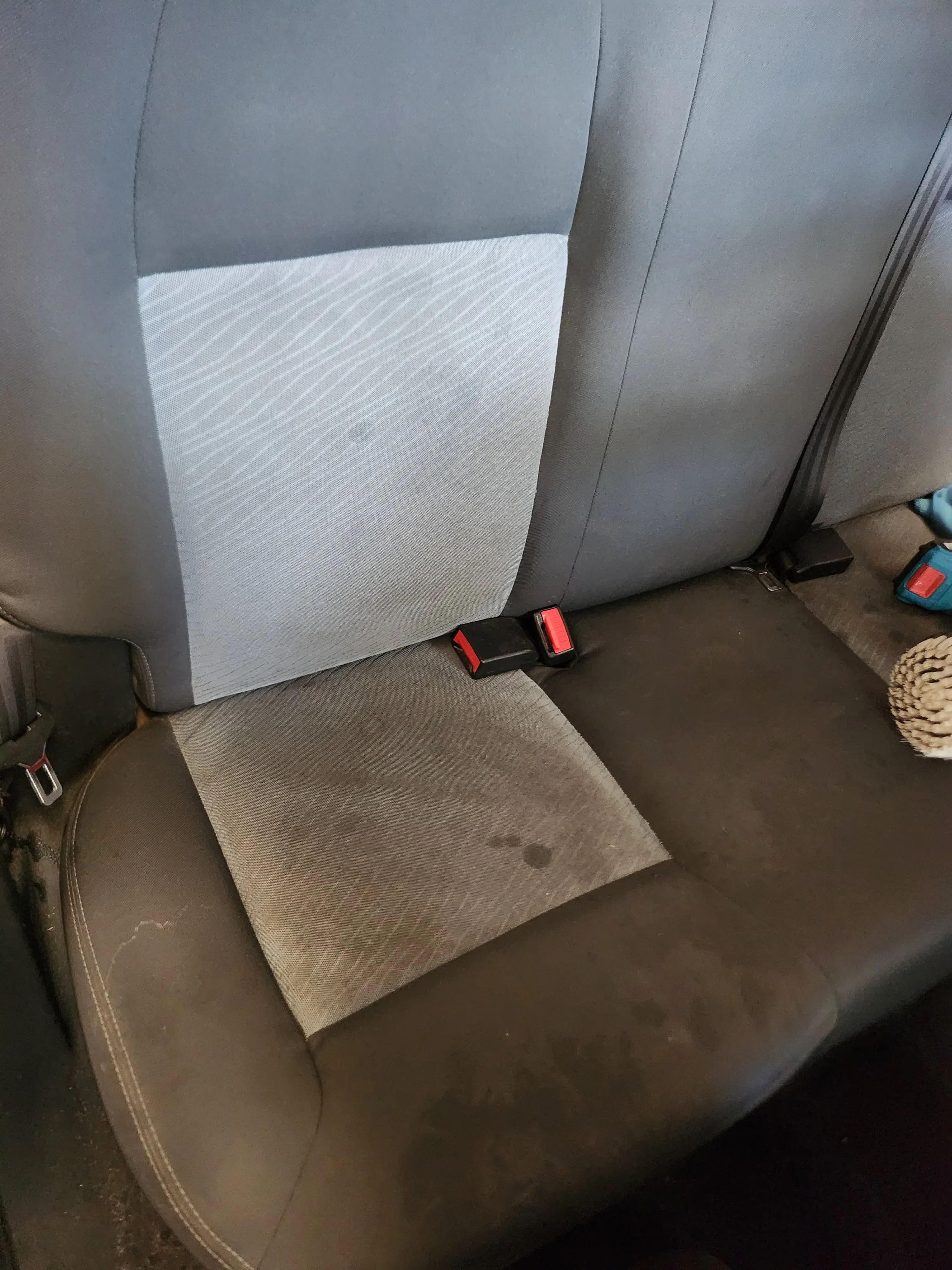 Detalle de manchas en asiento de vehículo antes del detailing