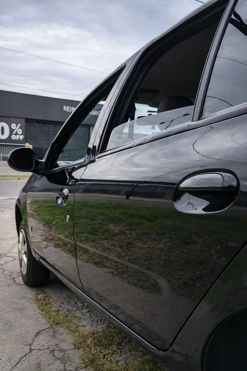 Reflejo perfecto y pintura restaurada luego del detailing exterior